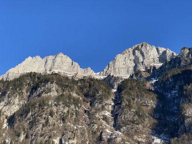 Walensee Gölü ve İsviçre 'nin Walenstadtberg kasabası (Die Steilen Felsgipfel der Churfirst stengruppe des Walensee, Schweiz) üzerindeki Churfirsten dağ sırasının dik kayalıkları.)