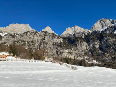 Walensee Gölü ve İsviçre 'nin Walenstadtberg kasabası (Die Steilen Felsgipfel der Churfirst stengruppe des Walensee, Schweiz) üzerindeki Churfirsten dağ sırasının dik kayalıkları.)