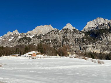 Walensee Gölü ve İsviçre 'nin Walenstadtberg kasabası (Die Steilen Felsgipfel der Churfirst stengruppe des Walensee, Schweiz) üzerindeki Churfirsten dağ sırasının dik kayalıkları.)