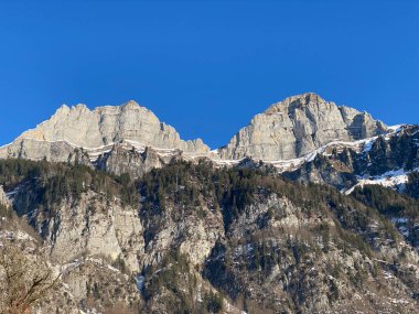 Walensee Gölü ve İsviçre 'nin Walenstadtberg kasabası (Die Steilen Felsgipfel der Churfirst stengruppe des Walensee, Schweiz) üzerindeki Churfirsten dağ sırasının dik kayalıkları.)