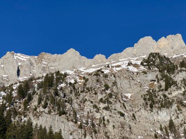 Walensee Gölü ve İsviçre 'nin Walenstadtberg kasabası (Die Steilen Felsgipfel der Churfirst stengruppe des Walensee, Schweiz) üzerindeki Churfirsten dağ sırasının dik kayalıkları.)