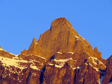 Walensee Gölü ve İsviçre 'nin Walenstadtberg kasabası (Die Steilen Felsgipfel der Churfirst stengruppe des Walensee, Schweiz) üzerindeki Churfirsten dağ sırasının dik kayalıkları.)