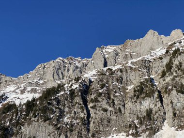Walensee Gölü ve İsviçre 'nin Walenstadtberg kasabası (Die Steilen Felsgipfel der Churfirst stengruppe des Walensee, Schweiz) üzerindeki Churfirsten dağ sırasının dik kayalıkları.)