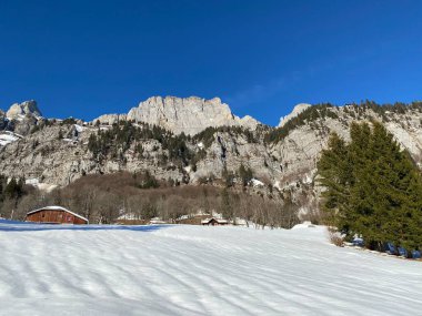 Walensee Gölü ve İsviçre 'nin Walenstadtberg kasabası (Die Steilen Felsgipfel der Churfirst stengruppe des Walensee, Schweiz) üzerindeki Churfirsten dağ sırasının dik kayalıkları.)