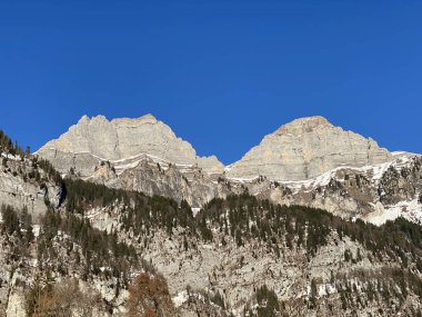 Walensee Gölü ve İsviçre 'nin Walenstadtberg kasabası (Die Steilen Felsgipfel der Churfirst stengruppe des Walensee, Schweiz) üzerindeki Churfirsten dağ sırasının dik kayalıkları.)
