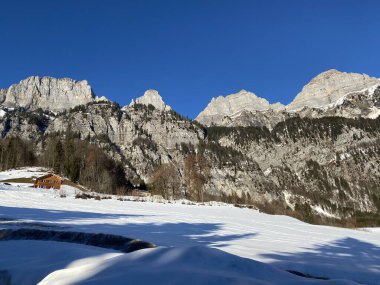Walensee Gölü ve İsviçre 'nin Walenstadtberg kasabası (Die Steilen Felsgipfel der Churfirst stengruppe des Walensee, Schweiz) üzerindeki Churfirsten dağ sırasının dik kayalıkları.)