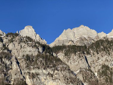 Walensee Gölü ve İsviçre 'nin Walenstadtberg kasabası (Die Steilen Felsgipfel der Churfirst stengruppe des Walensee, Schweiz) üzerindeki Churfirsten dağ sırasının dik kayalıkları.)