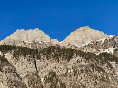 Walensee Gölü ve İsviçre 'nin Walenstadtberg kasabası (Die Steilen Felsgipfel der Churfirst stengruppe des Walensee, Schweiz) üzerindeki Churfirsten dağ sırasının dik kayalıkları.)