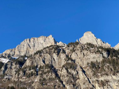Walensee Gölü ve İsviçre 'nin Walenstadtberg kasabası (Die Steilen Felsgipfel der Churfirst stengruppe des Walensee, Schweiz) üzerindeki Churfirsten dağ sırasının dik kayalıkları.)