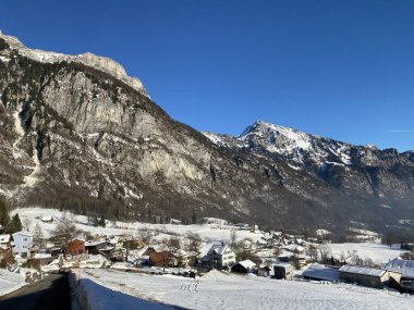 Walensee Gölü ve İsviçre 'nin Walenstadtberg kasabası (Die Steilen Felsgipfel der Churfirst stengruppe des Walensee, Schweiz) üzerindeki Churfirsten dağ sırasının dik kayalıkları.)
