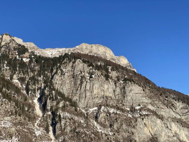 Walensee Gölü ve İsviçre 'nin Walenstadtberg kasabası (Die Steilen Felsgipfel der Churfirst stengruppe des Walensee, Schweiz) üzerindeki Churfirsten dağ sırasının dik kayalıkları.)