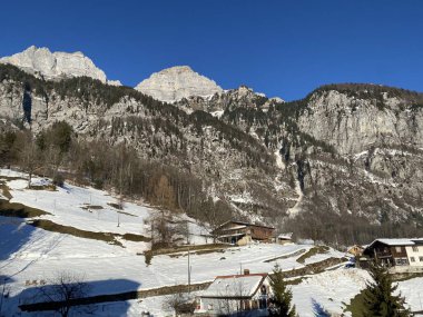 Walensee Gölü ve İsviçre 'nin Walenstadtberg kasabası (Die Steilen Felsgipfel der Churfirst stengruppe des Walensee, Schweiz) üzerindeki Churfirsten dağ sırasının dik kayalıkları.)