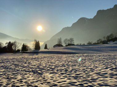 Buzlu kış güneşi İsviçre Alplerinde ve Walenstadtberg 'de Walen Gölü veya Walenstadt Gölü (Walensee) - İsviçre' nin St. Gallen Kantonu (Schweiz)