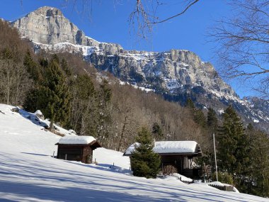 Eski İsviçre kırsal mimarisi ve alp çiftlik çiftlikleri Walen Gölü veya Walenstadt Gölü (Walensee) ve İsviçre Alpleri, Walenstadtberg - İsviçre (Schweiz)