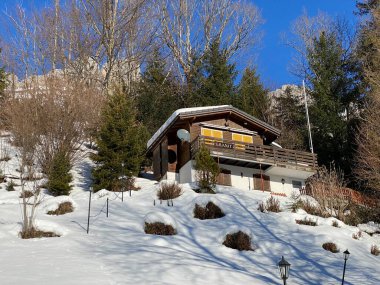 Eski İsviçre kırsal mimarisi ve alp çiftlik çiftlikleri Walen Gölü veya Walenstadt Gölü (Walensee) ve İsviçre Alpleri, Walenstadtberg - İsviçre (Schweiz)