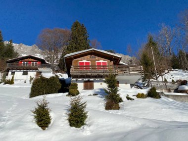 Eski İsviçre kırsal mimarisi ve alp çiftlik çiftlikleri Walen Gölü veya Walenstadt Gölü (Walensee) ve İsviçre Alpleri, Walenstadtberg - İsviçre (Schweiz)