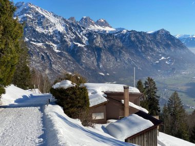 Eski İsviçre kırsal mimarisi ve alp çiftlik çiftlikleri Walen Gölü veya Walenstadt Gölü (Walensee) ve İsviçre Alpleri, Walenstadtberg - İsviçre (Schweiz)