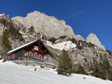 Eski İsviçre kırsal mimarisi ve alp çiftlik çiftlikleri Walen Gölü veya Walenstadt Gölü (Walensee) ve İsviçre Alpleri, Walenstadtberg - İsviçre (Schweiz)