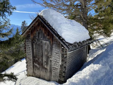 Eski İsviçre kırsal mimarisi ve alp çiftlik çiftlikleri Walen Gölü veya Walenstadt Gölü (Walensee) ve İsviçre Alpleri, Walenstadtberg - İsviçre (Schweiz)