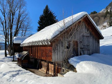 Eski İsviçre kırsal mimarisi ve alp çiftlik çiftlikleri Walen Gölü veya Walenstadt Gölü (Walensee) ve İsviçre Alpleri, Walenstadtberg - İsviçre (Schweiz)