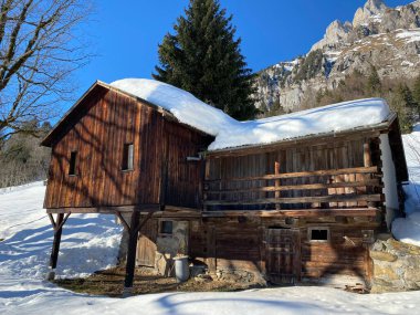 Eski İsviçre kırsal mimarisi ve alp çiftlik çiftlikleri Walen Gölü veya Walenstadt Gölü (Walensee) ve İsviçre Alpleri, Walenstadtberg - İsviçre (Schweiz)