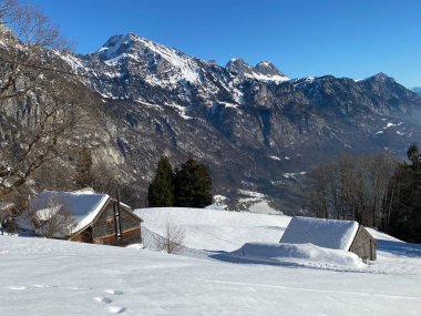 Eski İsviçre kırsal mimarisi ve alp çiftlik çiftlikleri Walen Gölü veya Walenstadt Gölü (Walensee) ve İsviçre Alpleri, Walenstadtberg - İsviçre (Schweiz)
