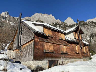 Eski İsviçre kırsal mimarisi ve alp çiftlik çiftlikleri Walen Gölü veya Walenstadt Gölü (Walensee) ve İsviçre Alpleri, Walenstadtberg - İsviçre (Schweiz)