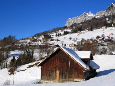 Eski İsviçre kırsal mimarisi ve alp çiftlik çiftlikleri Walen Gölü veya Walenstadt Gölü (Walensee) ve İsviçre Alpleri, Walenstadtberg - İsviçre (Schweiz)