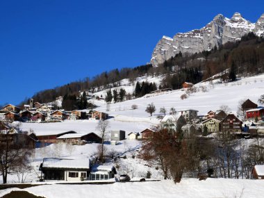 Eski İsviçre kırsal mimarisi ve alp çiftlik çiftlikleri Walen Gölü veya Walenstadt Gölü (Walensee) ve İsviçre Alpleri, Walenstadtberg - İsviçre (Schweiz)