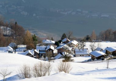 İsviçre Alplerinde ve Walenstadt Gölü veya Walenstadt Gölü (Walensee) üzerinde taze kar örtüsü bulunan harika bir kış ortamı, Walenstadtberg - İsviçre 'nin St. Gallen Kantonu (Schweiz)