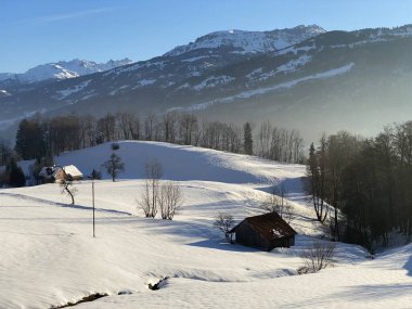İsviçre Alplerinde ve Walenstadt Gölü veya Walenstadt Gölü (Walensee) üzerinde taze kar örtüsü bulunan harika bir kış ortamı, Walenstadtberg - İsviçre 'nin St. Gallen Kantonu (Schweiz)