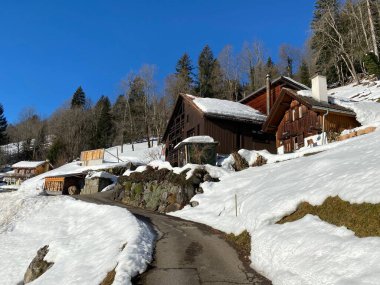 Walen Gölü veya Walenstadt Gölü (Walensee) ve İsviçre Alpleri 'nde (Walenstadtberg) kırsal alp yolu boyunca uzanan kar yağışı - İsviçre' nin St. Gallen Kantonu (Schweiz)