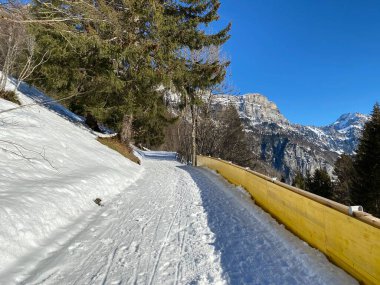 Walen Gölü veya Walenstadt Gölü (Walensee) ve İsviçre Alpleri 'nde (Walenstadtberg) kırsal alp yolu boyunca uzanan kar yağışı - İsviçre' nin St. Gallen Kantonu (Schweiz)