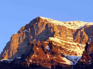 Walensee Gölü ve İsviçre 'nin Walenstadtberg kasabası (Die Steilen Felsgipfel der Churfirst stengruppe des Walensee, Schweiz) üzerindeki Churfirsten dağ sırasının dik kayalıkları.)