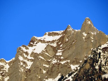 Walensee Gölü ve İsviçre 'nin Walenstadtberg kasabası (Die Steilen Felsgipfel der Churfirst stengruppe des Walensee, Schweiz) üzerindeki Churfirsten dağ sırasının dik kayalıkları.)