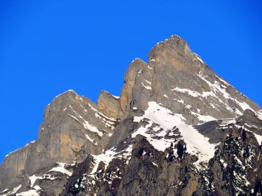 Walensee Gölü ve İsviçre 'nin Walenstadtberg kasabası (Die Steilen Felsgipfel der Churfirst stengruppe des Walensee, Schweiz) üzerindeki Churfirsten dağ sırasının dik kayalıkları.)