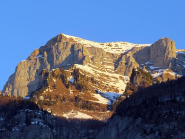 Walensee Gölü ve İsviçre 'nin Walenstadtberg kasabası (Die Steilen Felsgipfel der Churfirst stengruppe des Walensee, Schweiz) üzerindeki Churfirsten dağ sırasının dik kayalıkları.)