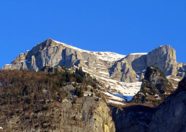 Walensee Gölü ve İsviçre 'nin Walenstadtberg kasabası (Die Steilen Felsgipfel der Churfirst stengruppe des Walensee, Schweiz) üzerindeki Churfirsten dağ sırasının dik kayalıkları.)