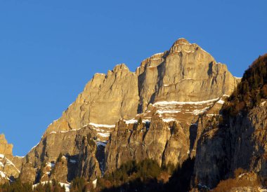 Walensee Gölü ve İsviçre 'nin Walenstadtberg kasabası (Die Steilen Felsgipfel der Churfirst stengruppe des Walensee, Schweiz) üzerindeki Churfirsten dağ sırasının dik kayalıkları.)