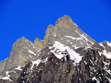 Walensee Gölü ve İsviçre 'nin Walenstadtberg kasabası (Die Steilen Felsgipfel der Churfirst stengruppe des Walensee, Schweiz) üzerindeki Churfirsten dağ sırasının dik kayalıkları.)