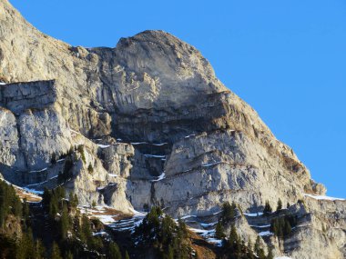 Walensee Gölü ve İsviçre 'nin Walenstadtberg kasabası (Die Steilen Felsgipfel der Churfirst stengruppe des Walensee, Schweiz) üzerindeki Churfirsten dağ sırasının dik kayalıkları.)