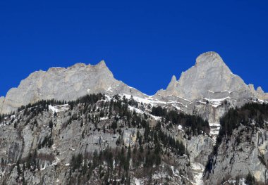 Walensee Gölü ve İsviçre 'nin Walenstadtberg kasabası (Die Steilen Felsgipfel der Churfirst stengruppe des Walensee, Schweiz) üzerindeki Churfirsten dağ sırasının dik kayalıkları.)