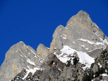 Walensee Gölü ve İsviçre 'nin Walenstadtberg kasabası (Die Steilen Felsgipfel der Churfirst stengruppe des Walensee, Schweiz) üzerindeki Churfirsten dağ sırasının dik kayalıkları.)
