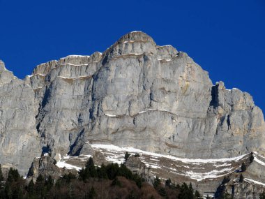 Walensee Gölü ve İsviçre 'nin Walenstadtberg kasabası (Die Steilen Felsgipfel der Churfirst stengruppe des Walensee, Schweiz) üzerindeki Churfirsten dağ sırasının dik kayalıkları.)