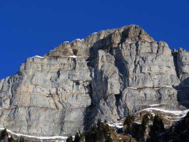 Walensee Gölü ve İsviçre 'nin Walenstadtberg kasabası (Die Steilen Felsgipfel der Churfirst stengruppe des Walensee, Schweiz) üzerindeki Churfirsten dağ sırasının dik kayalıkları.)