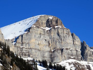 Walensee Gölü ve İsviçre 'nin Walenstadtberg kasabası (Die Steilen Felsgipfel der Churfirst stengruppe des Walensee, Schweiz) üzerindeki Churfirsten dağ sırasının dik kayalıkları.)