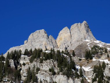 Walensee Gölü ve İsviçre 'nin Walenstadtberg kasabası (Die Steilen Felsgipfel der Churfirst stengruppe des Walensee, Schweiz) üzerindeki Churfirsten dağ sırasının dik kayalıkları.)