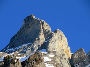 Walensee Gölü ve İsviçre 'nin Walenstadtberg kasabası (Die Steilen Felsgipfel der Churfirst stengruppe des Walensee, Schweiz) üzerindeki Churfirsten dağ sırasının dik kayalıkları.)