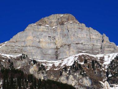 Walensee Gölü ve İsviçre 'nin Walenstadtberg kasabası (Die Steilen Felsgipfel der Churfirst stengruppe des Walensee, Schweiz) üzerindeki Churfirsten dağ sırasının dik kayalıkları.)