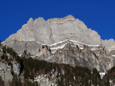 Walensee Gölü ve İsviçre 'nin Walenstadtberg kasabası (Die Steilen Felsgipfel der Churfirst stengruppe des Walensee, Schweiz) üzerindeki Churfirsten dağ sırasının dik kayalıkları.)